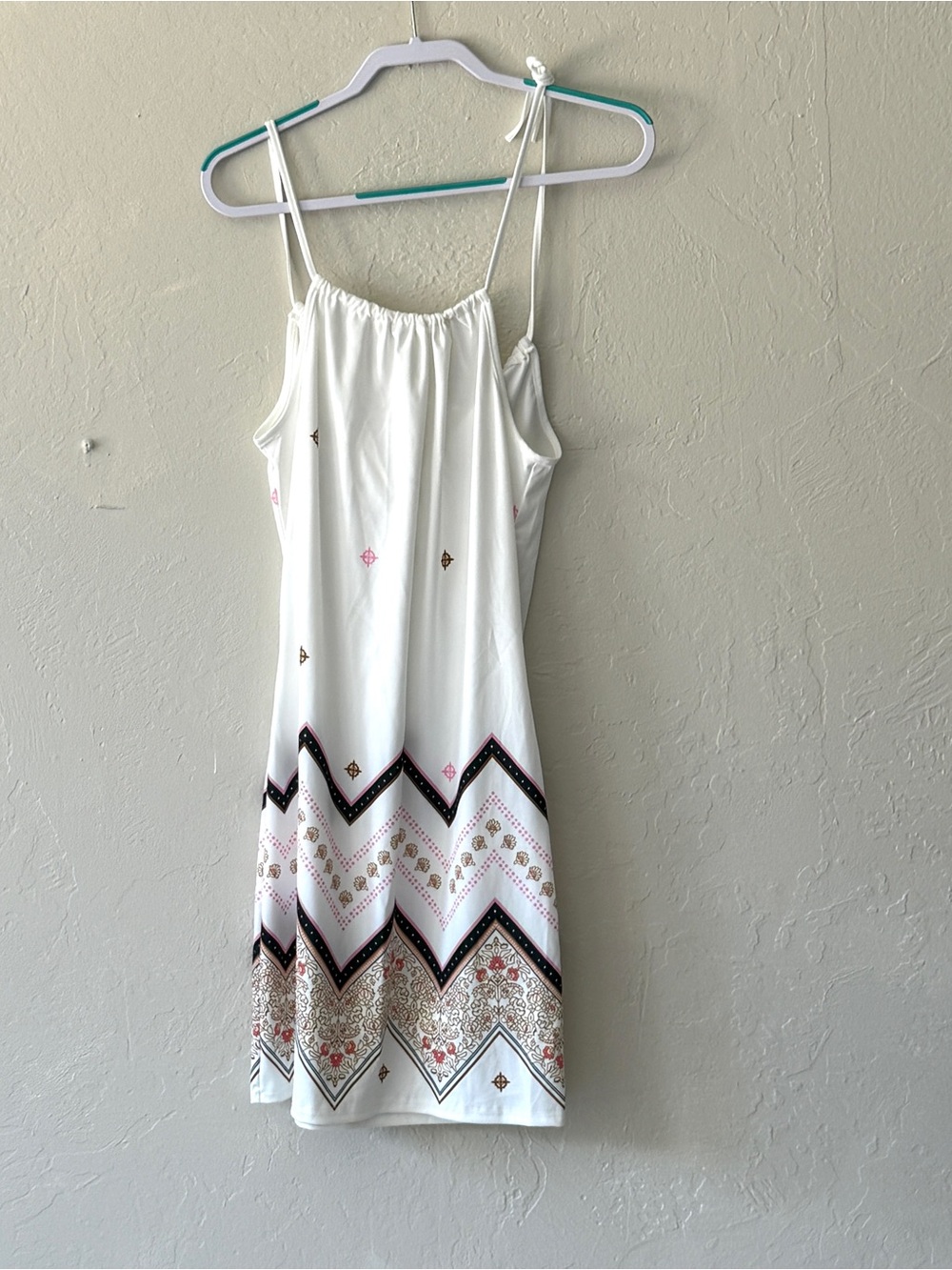 NEW. White Sleeveless Chevron-Print Summer Dress